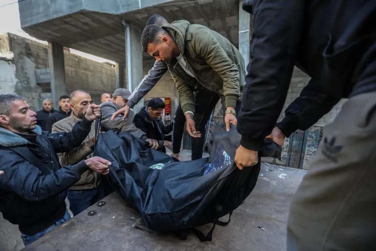 جثمان أحد الشهداء جراء غارة إسرائيلية سابقة على رفح (غيتي)